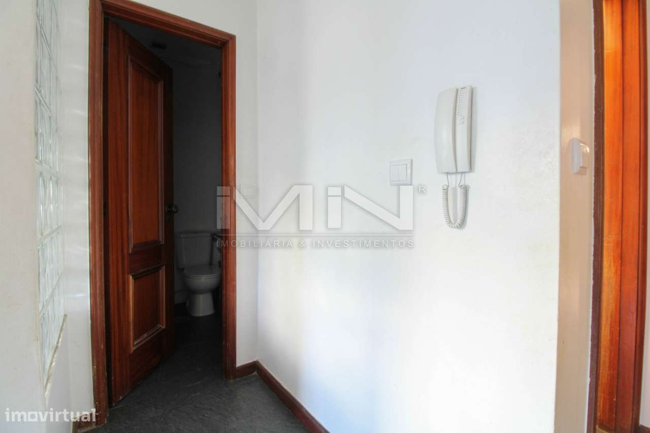 Moradia de 3 Frentes com Vista Panorâmica no Coração de Gondomar-13