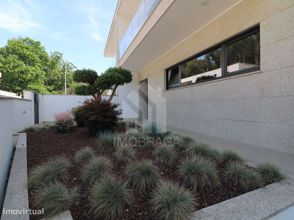 Venda Moradia Geminada T3, em Esporões, Braga-3