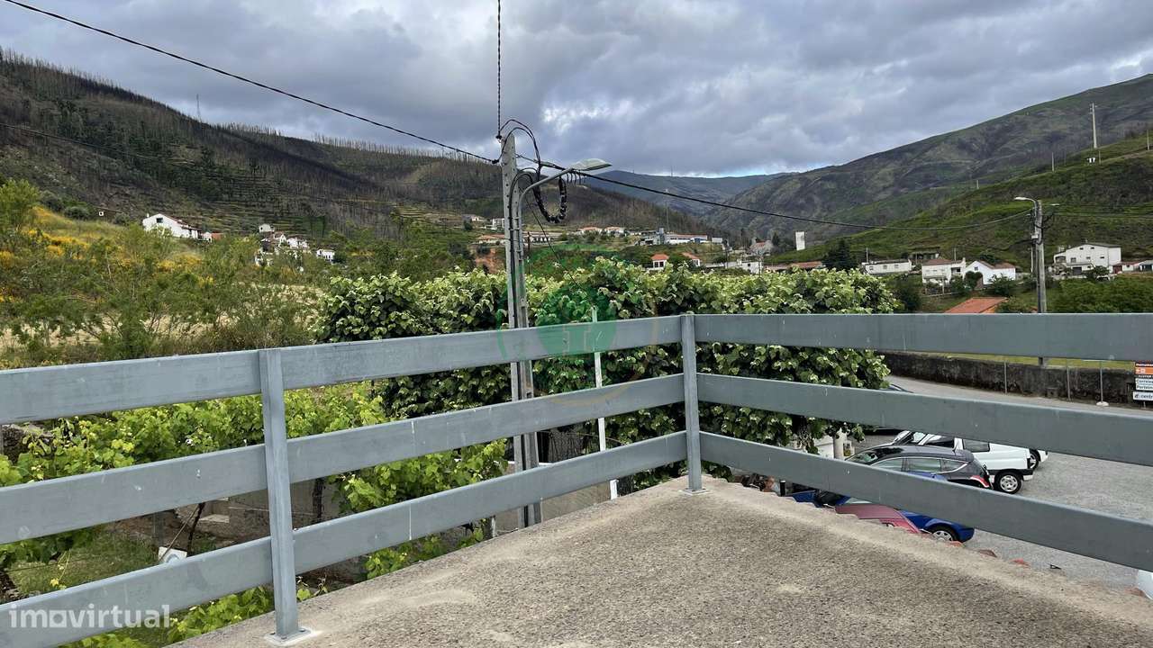 Casa com Terraço e Espaço Versátil-20