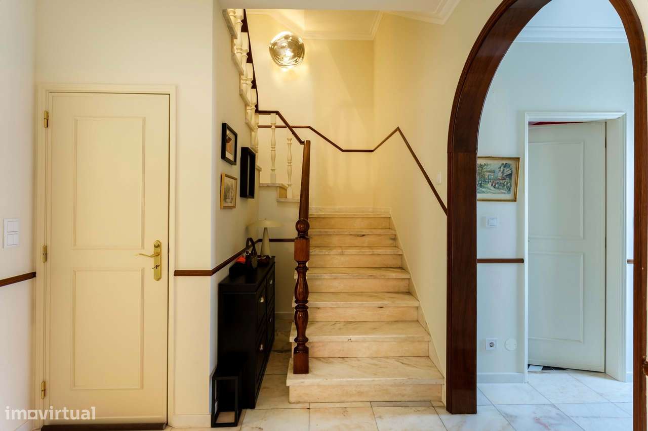 Moradia remodelada com jardim, garagem e vista desafogada, Algueirão,-27