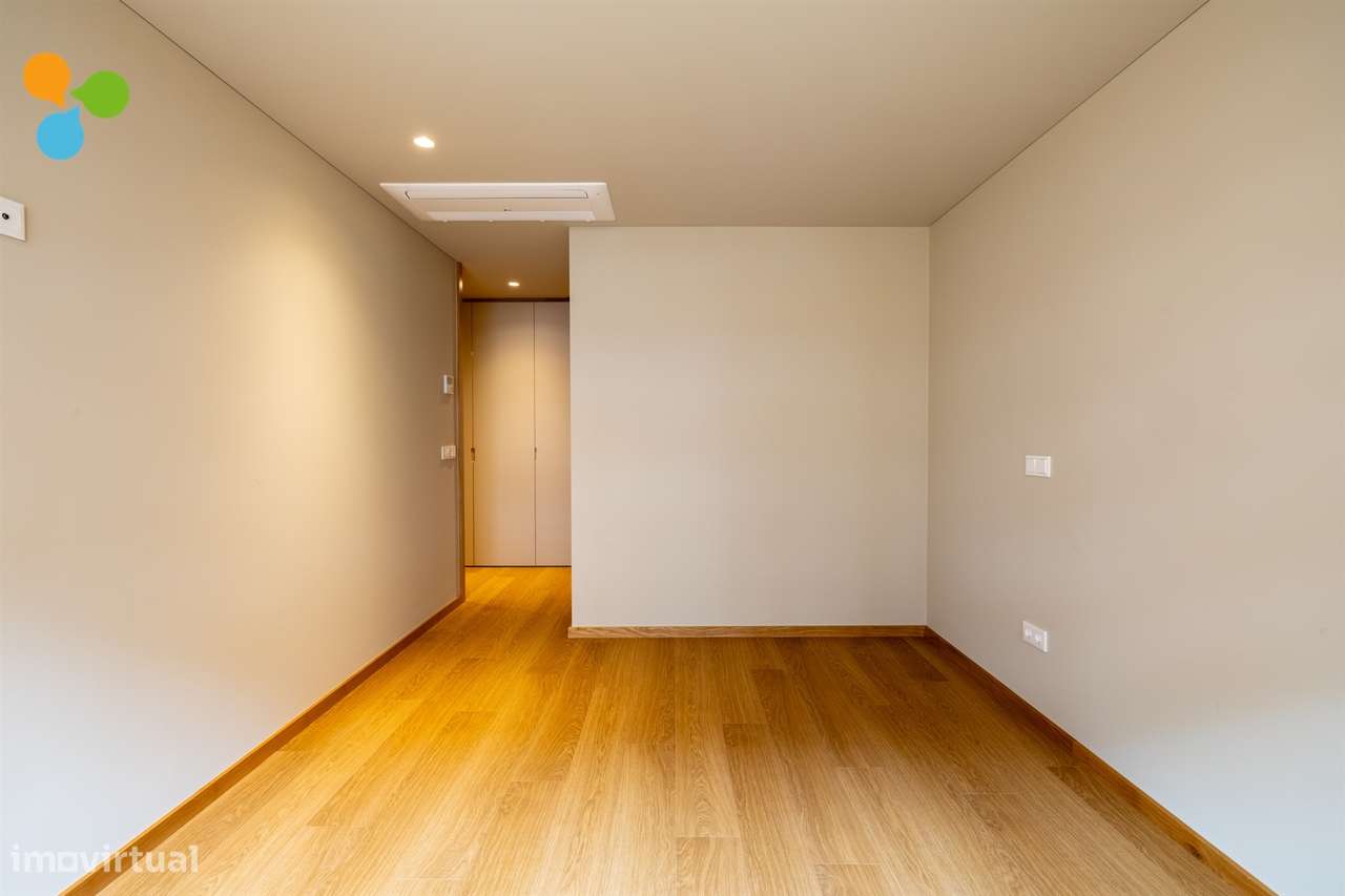 Apartamento T3 novo c/ varanda e 2 lugares de garagem-24