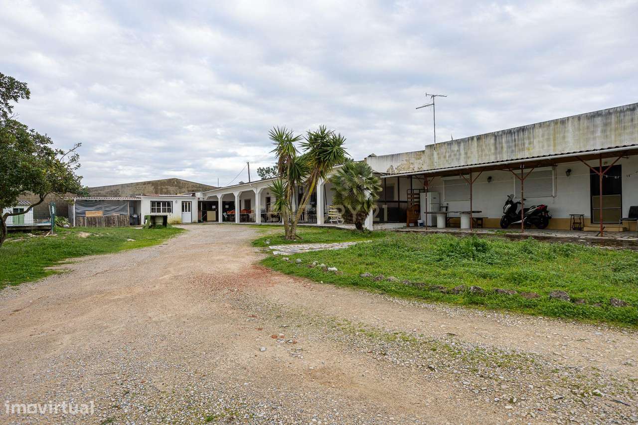 Quinta de 7800 m2  com Casa Principal T3, Apartamento T1 e 6 quartos i-8