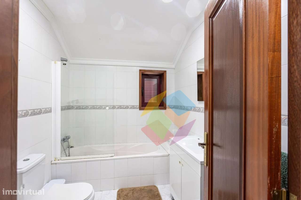 Excelente T2 no Último Andar com Terraços e Garagem em São João de-9