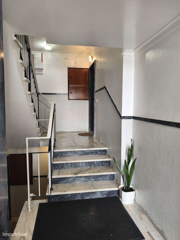 T2 Bem Conservado na Rua José Cardoso Pires, Areias, Estoril.-26