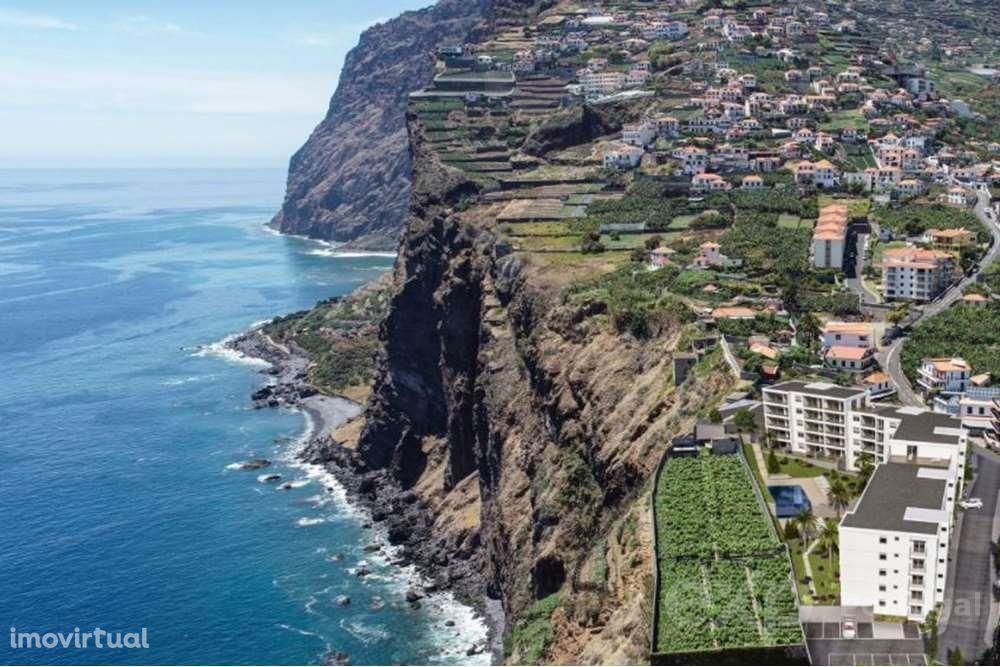 Apartamento T1 com Piscina e Jardim em Câmara de Lobos