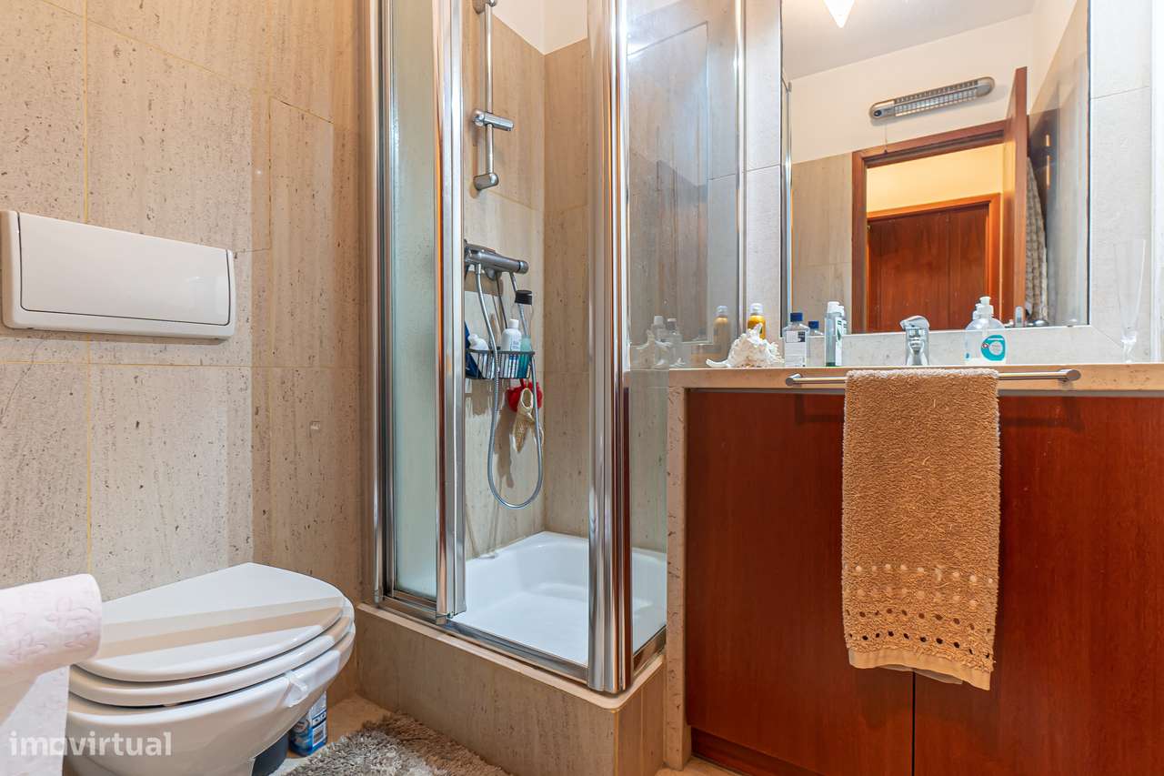 T2 no Último Piso | Condomínio Privado com Piscina | Vista Mar-19