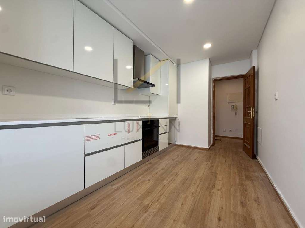 T2 Remodelado com Terraço de 48 m², Garagem Box e Arrecadação - Grande imagem: 4/22