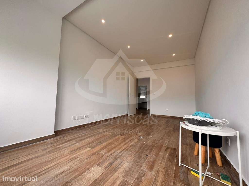 Apartamento T2 totalmente remodelado em Vialonga - Grande imagem: 3/17