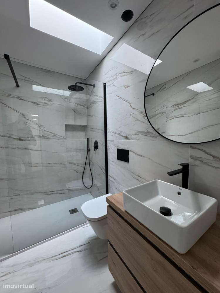 Moradia de Gaveto com dois pisos e garagem lateral-23