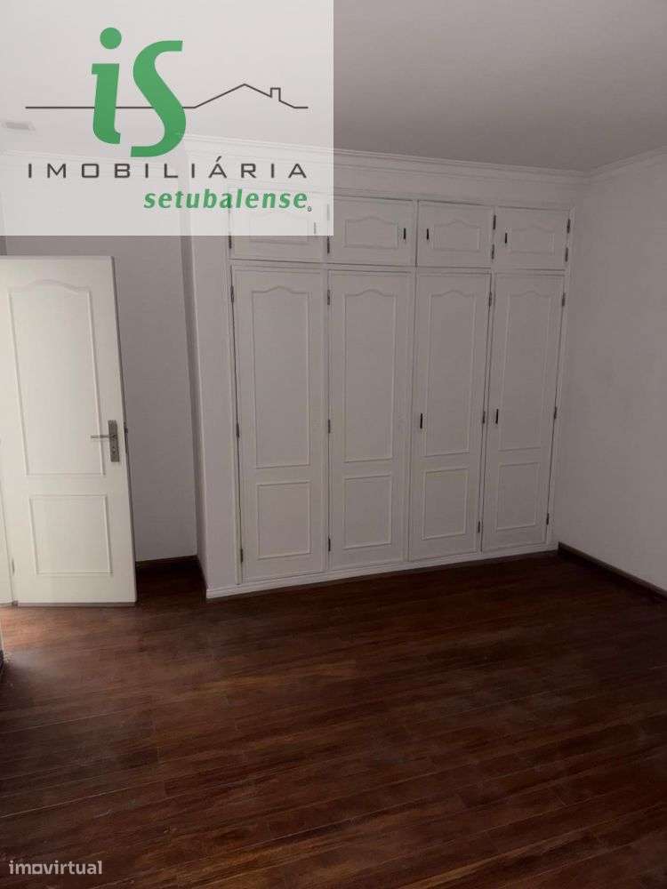 MORADIA T6 À VENDA EM  ALMADA COM GARAGEM-10