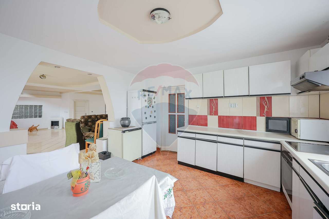 Casă cu etaj, 5 camere, de vânzare, în zonă turistică, Vadu Crișului - Imagine principală: 3/19