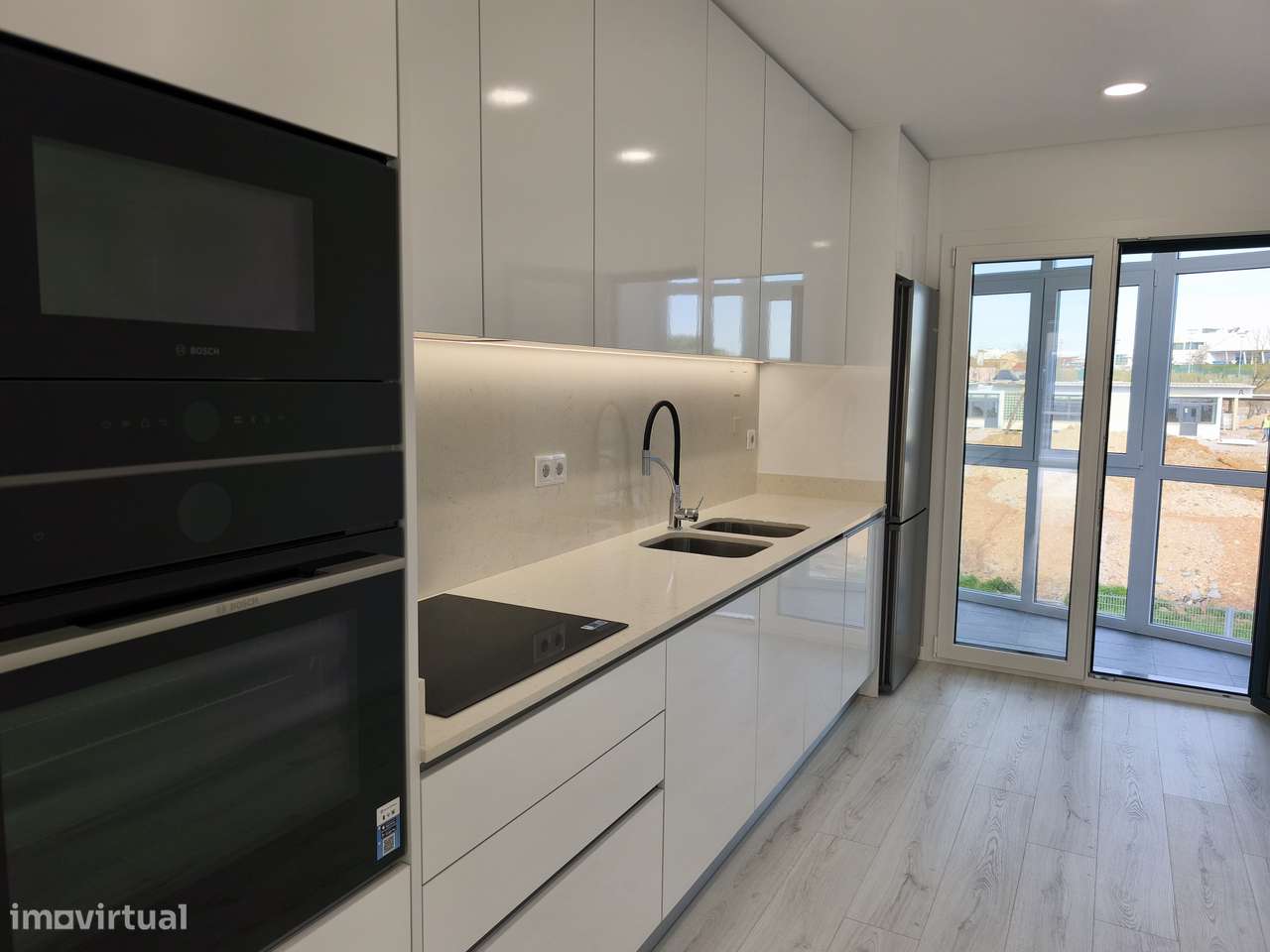 Apartamento T4 Novo c/ Garagem e um parque de Estacionamento-3