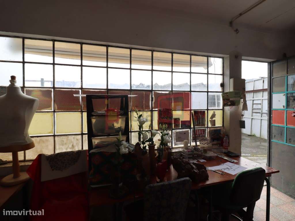 TERRENO COM CASAS - SARILHOS GRANDES-39