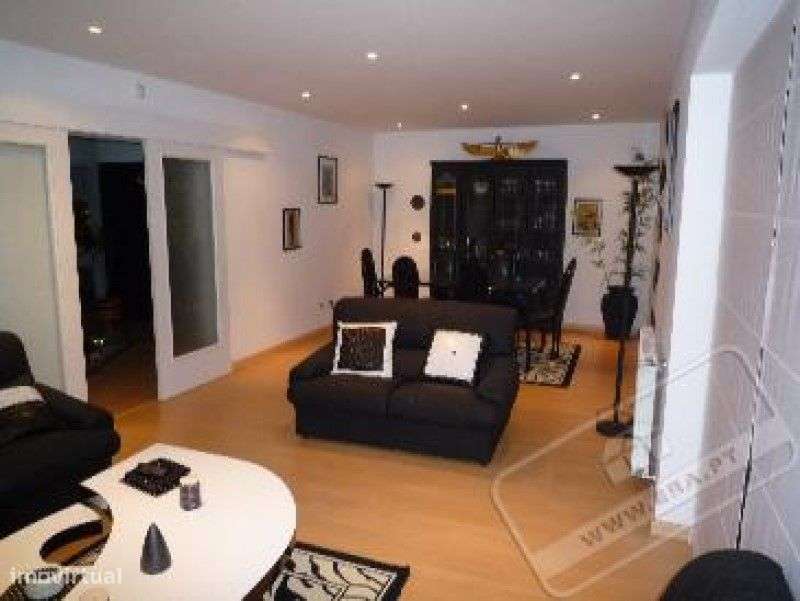 Moradia T10 com piscina e jardim à venda - Grande imagem: 5/25