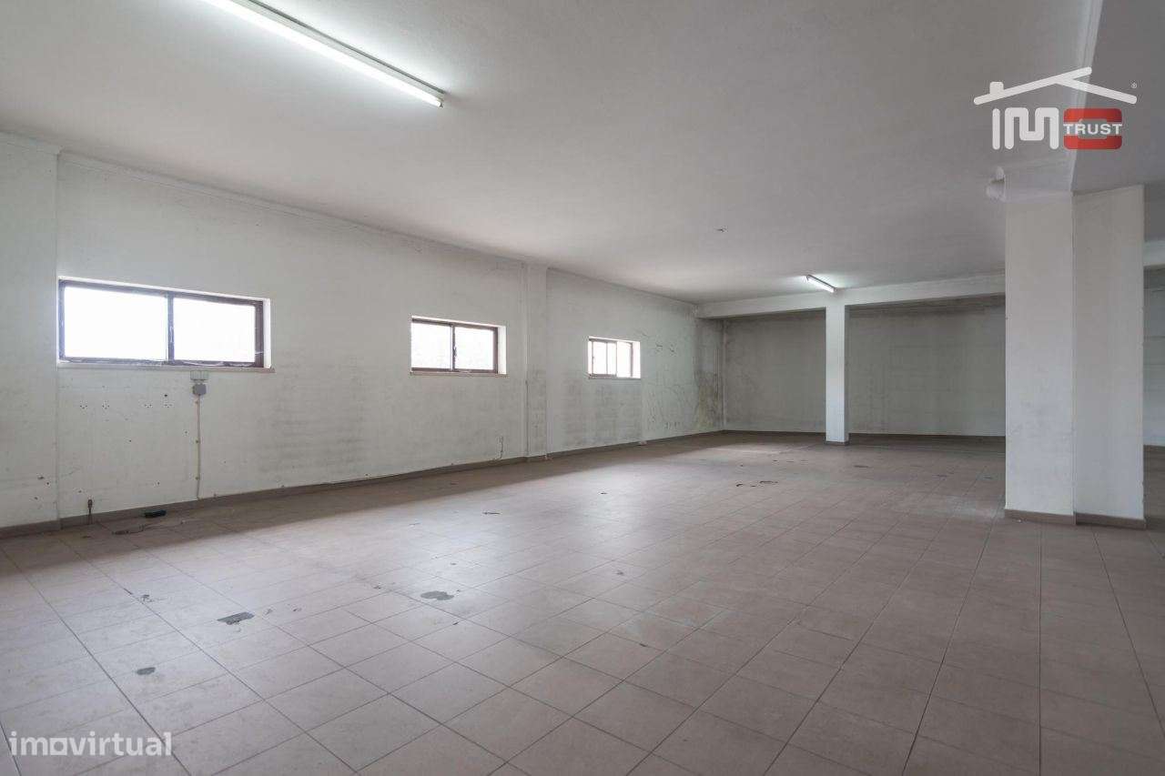 ARMAZEM COM AREA TOTAL DE 380 M2 PROXIMO DA ROTUNDA SUL EM FÁTIMA - Grande imagem: 4/17