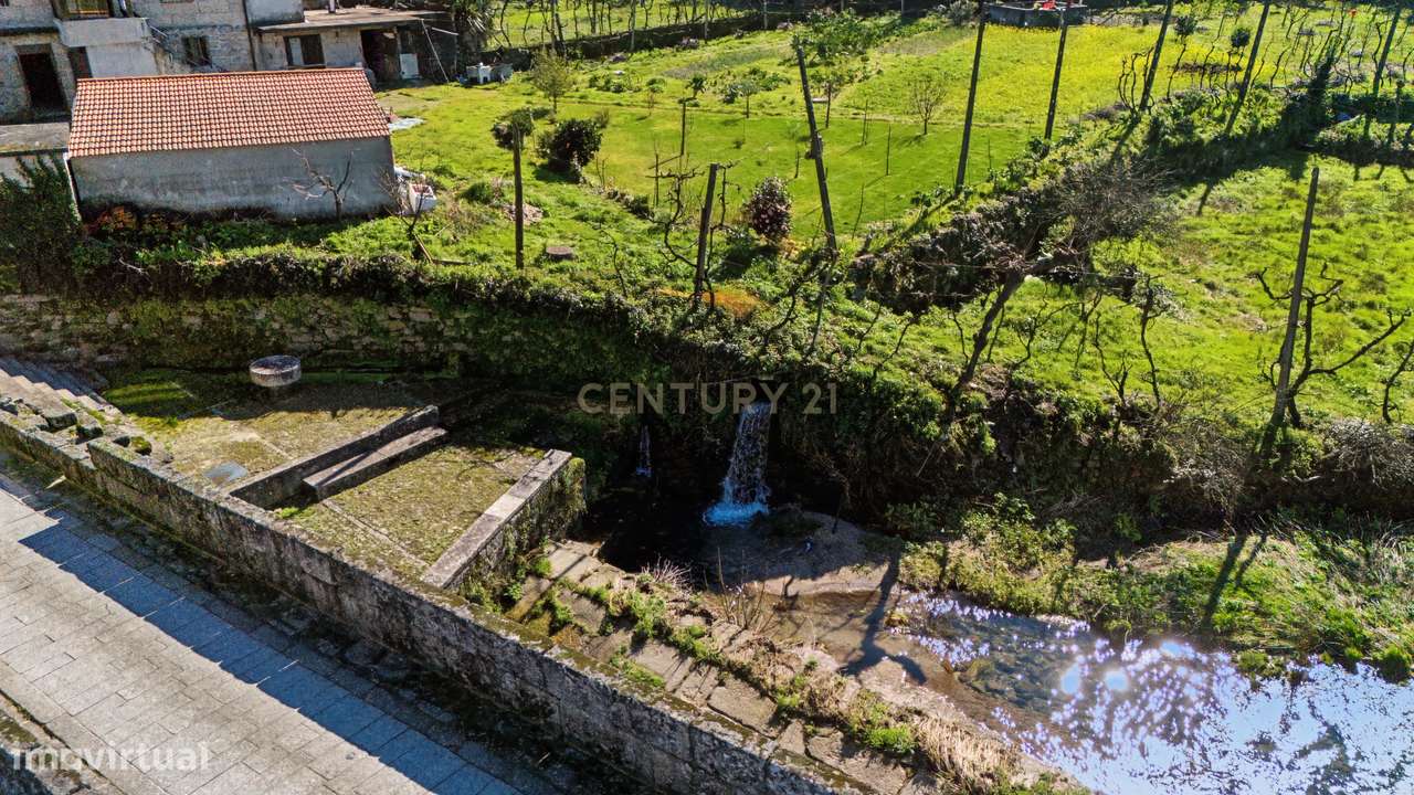 Moradia em pedra para reconstrução com projeto hoteleiro aprovado em A-7