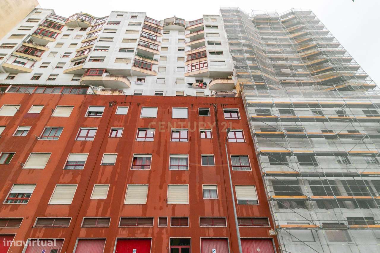 Espaçoso apartamento T4 transformado em T3-36