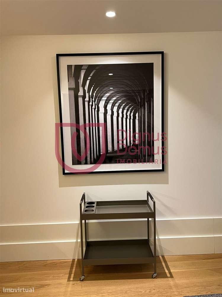 Elegante apartamento T0 Mezanine num Edifício Centenário no Largo do C-8