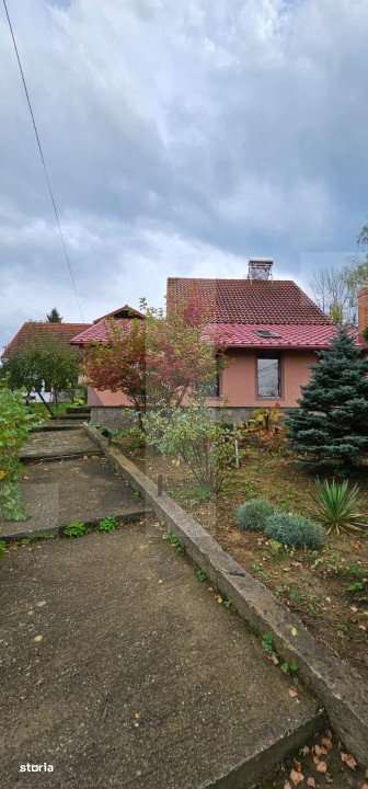 Casa de vanzare, cu 6 camere, 160 mp, zona Barcani - Imagine principală: 2/12