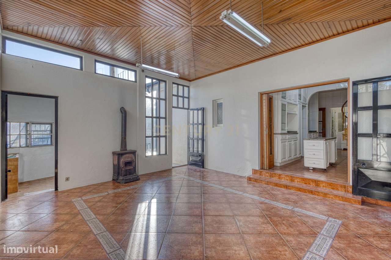 Moradia T3 com 4 frentes e garagem junto a igreja da Santa Rita-18