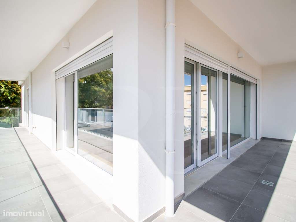 Apartamento T4 com Varanda junto à praia com vista Mar-4