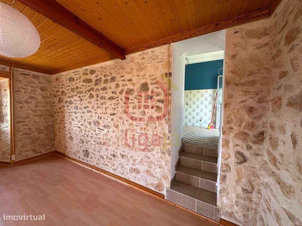 Moradia T2 com Terreno e Anexos - Ourém!-6