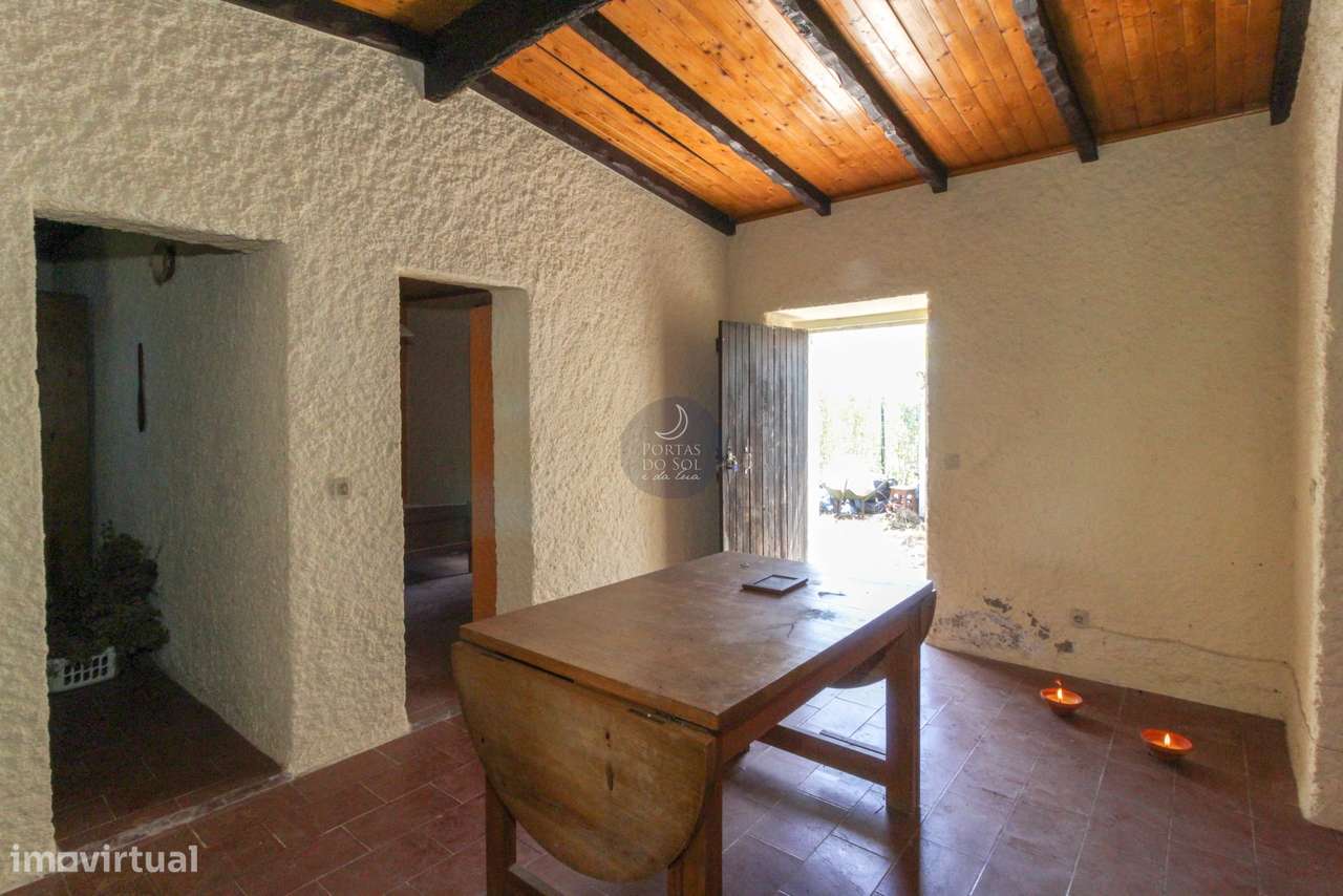 Quintinha de 2.995 m2 c/ moradia V2 e poço.-9