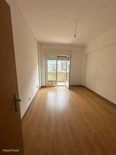 OPORTUNIDADE EXCLUSIVA EM ALGÉS: T2 (75m²) - Grande imagem: 4/10