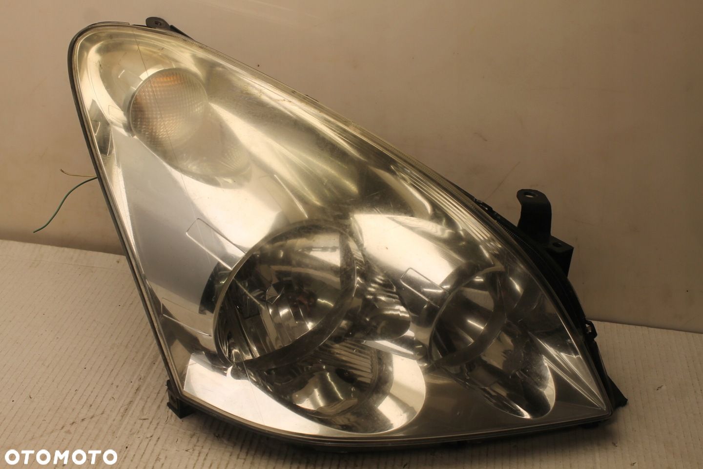 LAMPA REFLEKTOR PRAWA PRZEDNIA PRAWY PRZÓD TOYOTA COROLLA VERSO II 04R- - 1