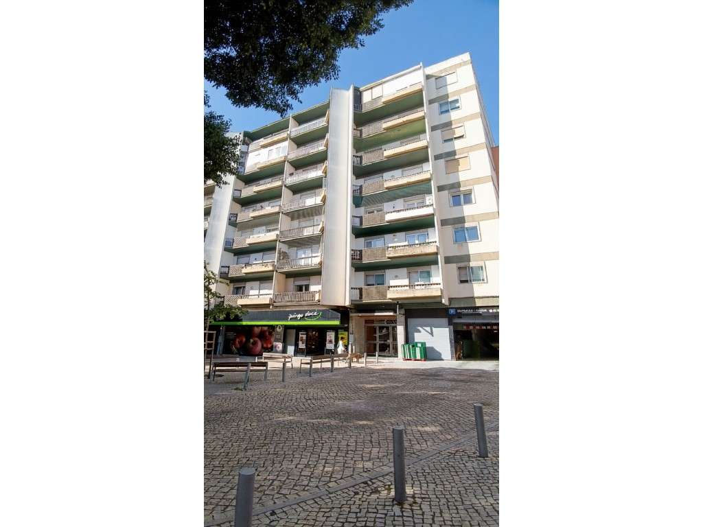 Apartamento T3 convertido em T2 - Paço de Arcos. Comboio.-0