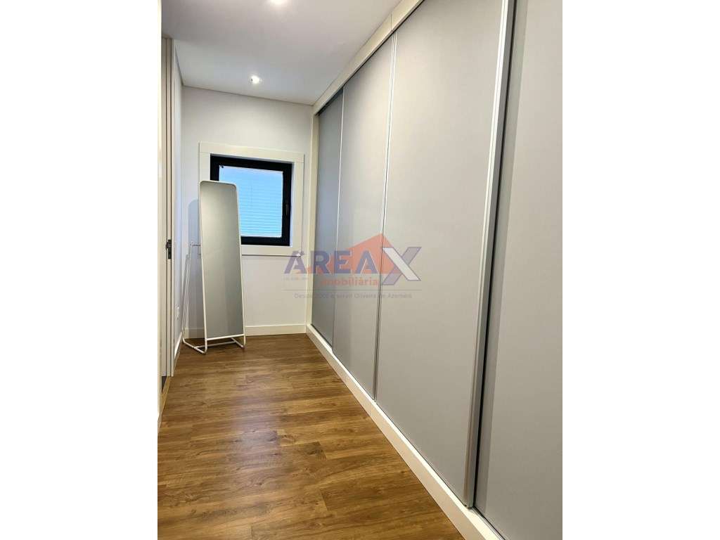 Moradia T4 de Arquitetura Moderna | Excelente Estado-23