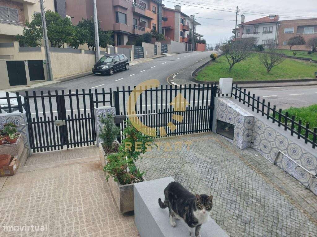 Moradia T4 geminada de 3 frentes em Baguim do Monte, Gondomar-7
