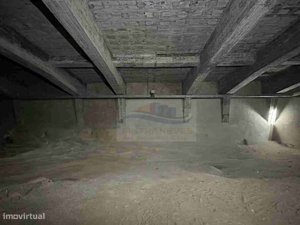 Garagem Estilo Bunker no Centro da Parede - Grande imagem: 2/8