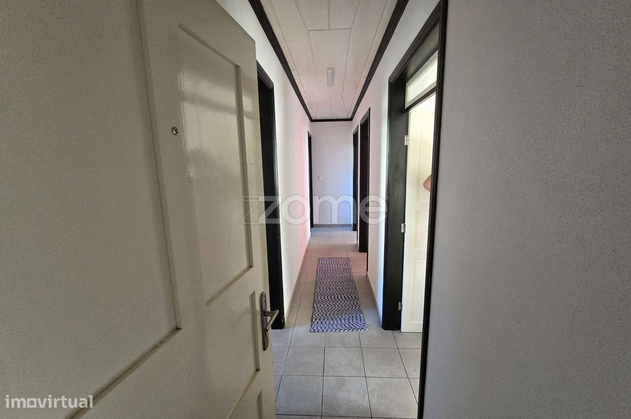 Moradia T3 situada no centro da Vila do Topo, ilha de São Jorge. - Grande imagem: 5/17