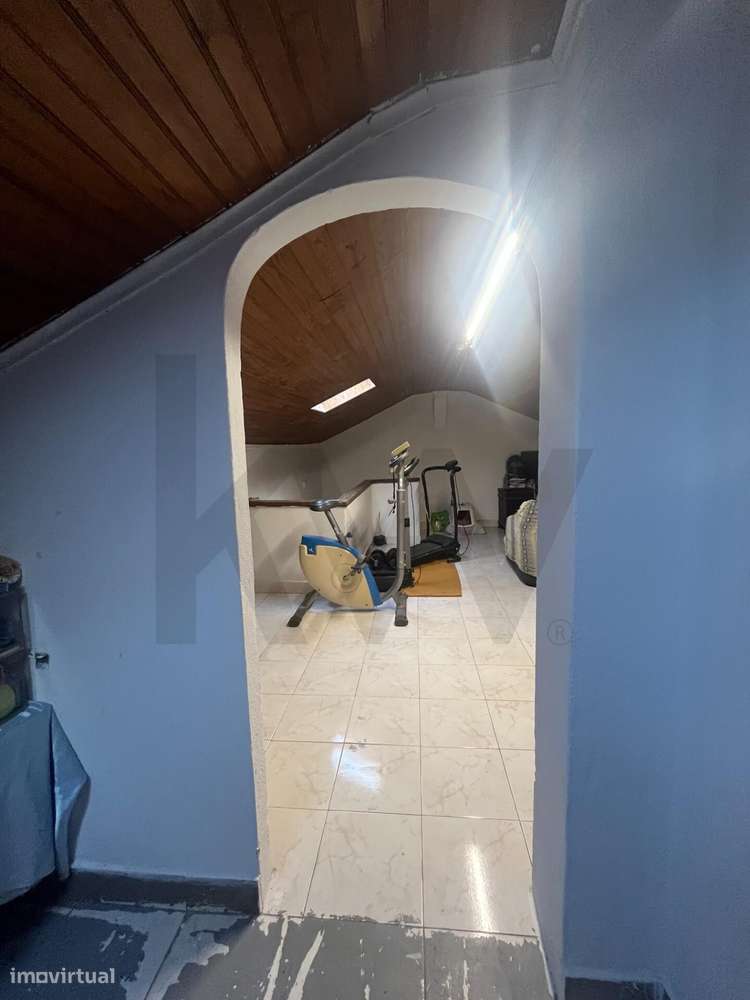 Moradia Tri-Familiar em Duplex T6 com garagem Box , terraço, varanda-21