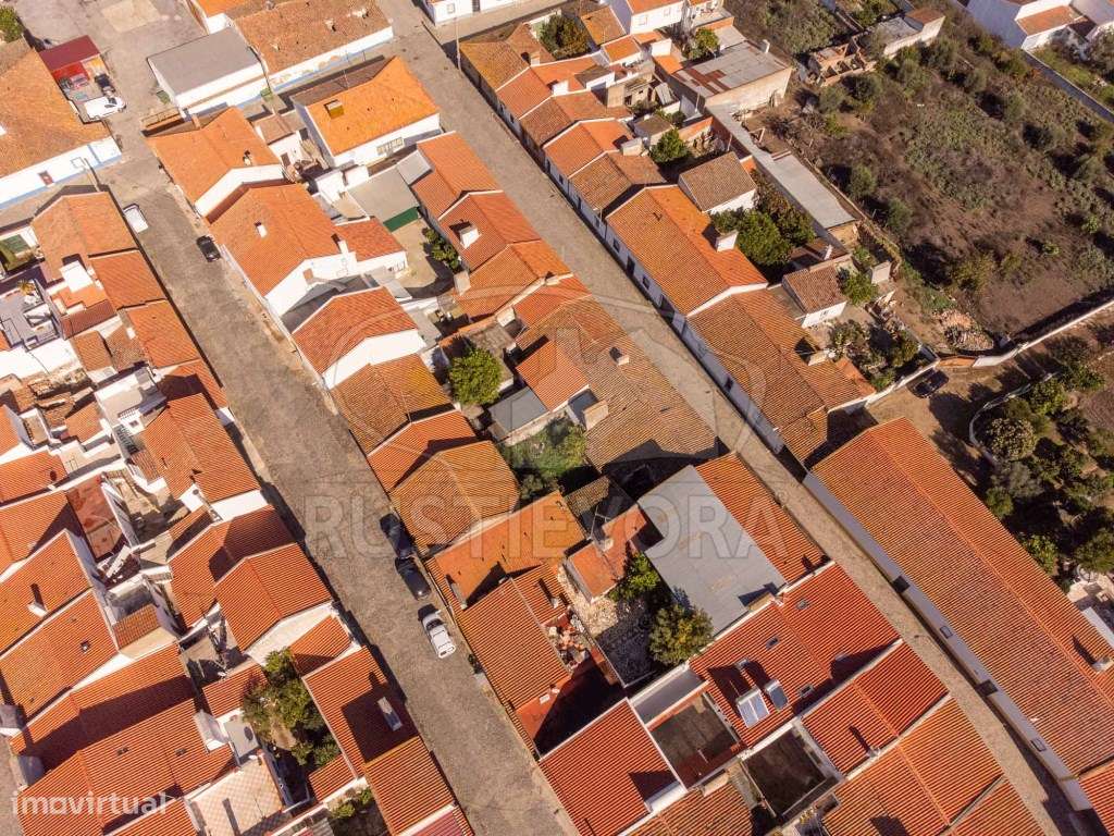 Moradia com duas frentes, armazém e quintal em São Manços (18 km - ... - Grande imagem: 5/22