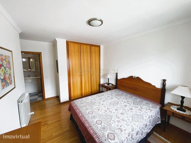 Apartamento T3 com garagem dupla junto ao Palácio Sotto Mayor – Figuei-9