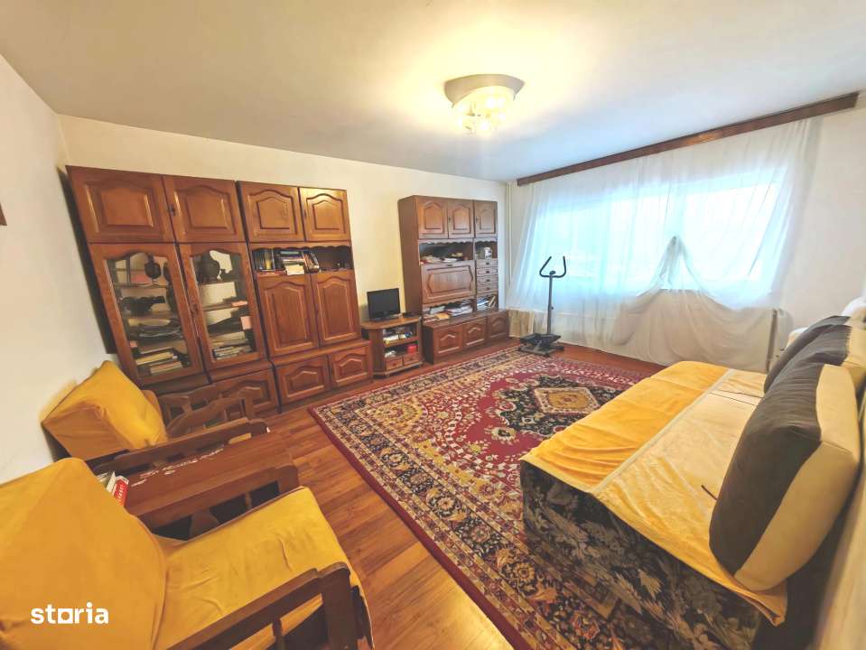 De Vanzare- Apartament Luminos, Decomandat cu Centrala Proprie-0