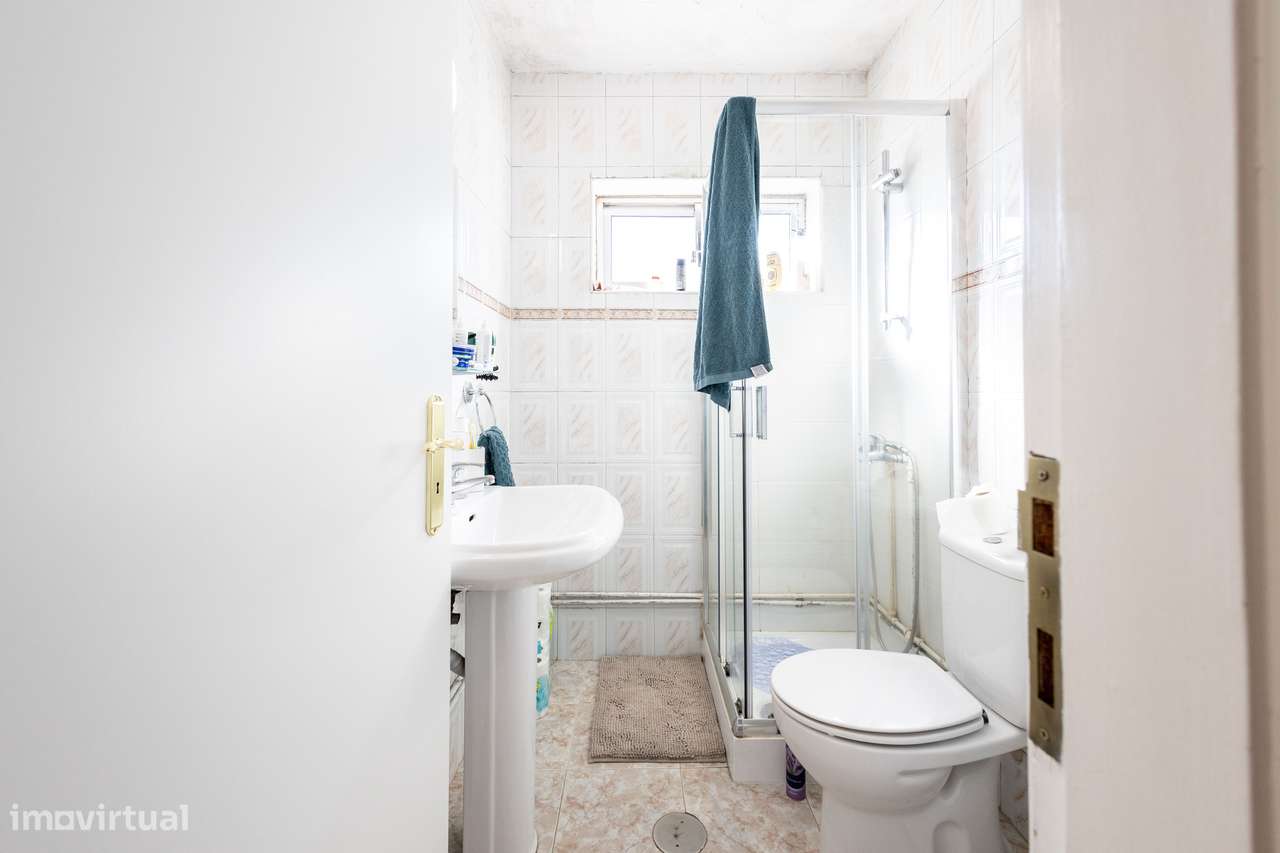 T2 com varanda, garagem e localização central-17