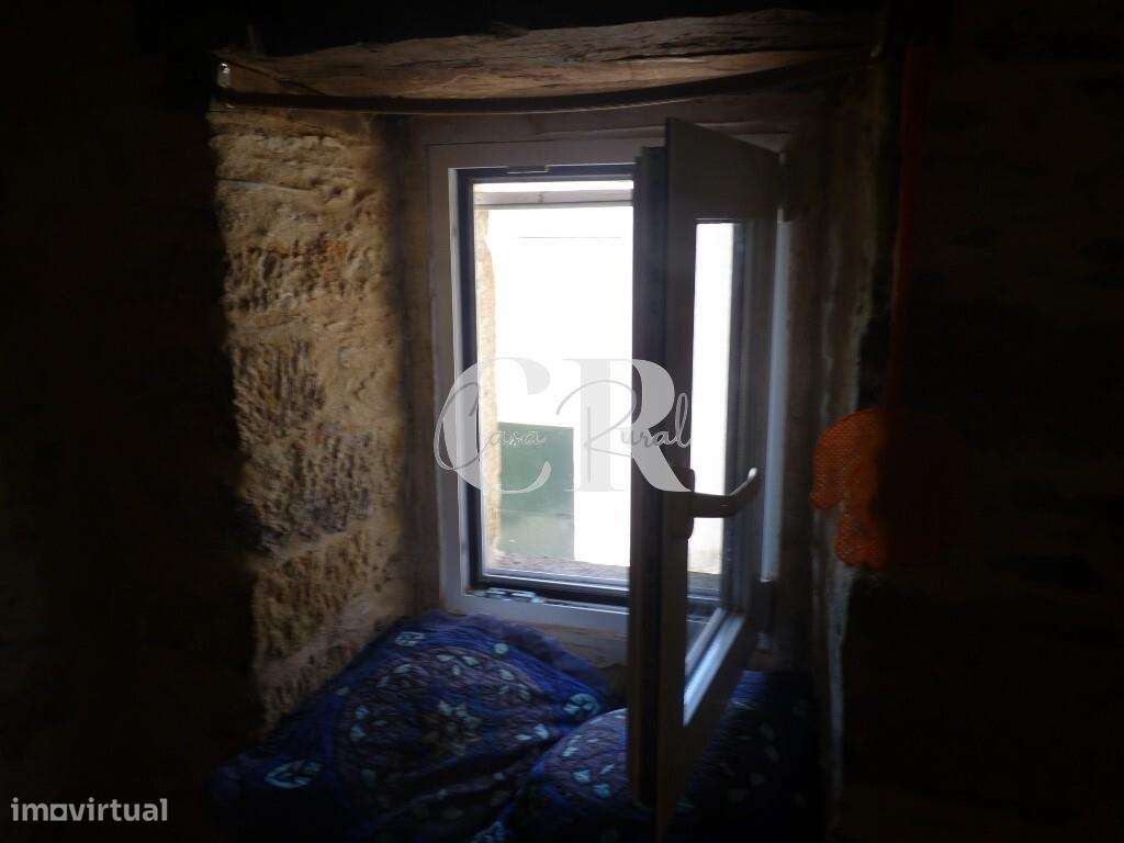 Duas casas habitáveis numa aldeia tradicional de montanha em Alvares,-30