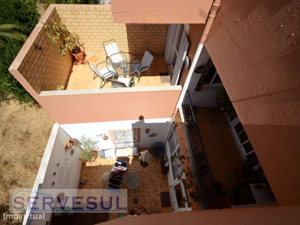 Excelente Oportunidade de Investimento! 1º Andar Duplex de uma Casa...-32