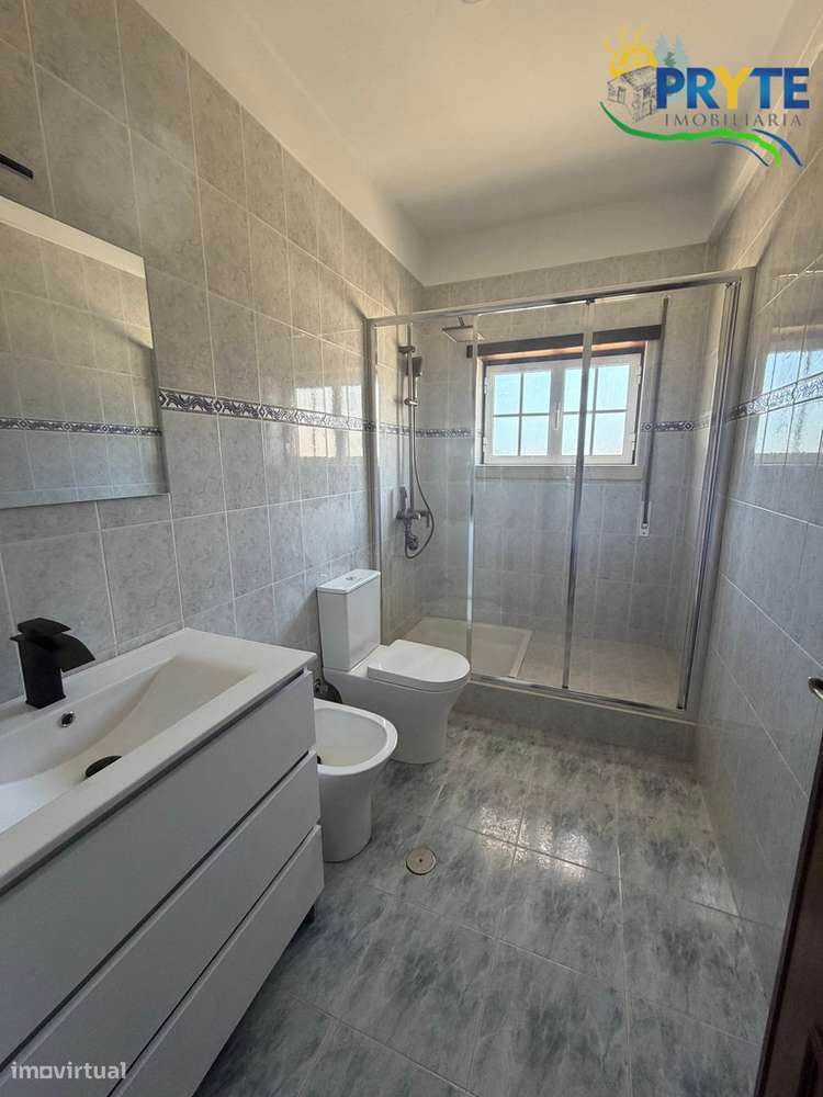 Moradia em Excelentes Condições com Amplo Terreno - Oportunidade Única-51