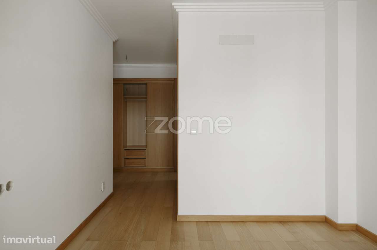 Apartamento T3 com varanda e vista de mar no L Towers em Paço de Ar...-12