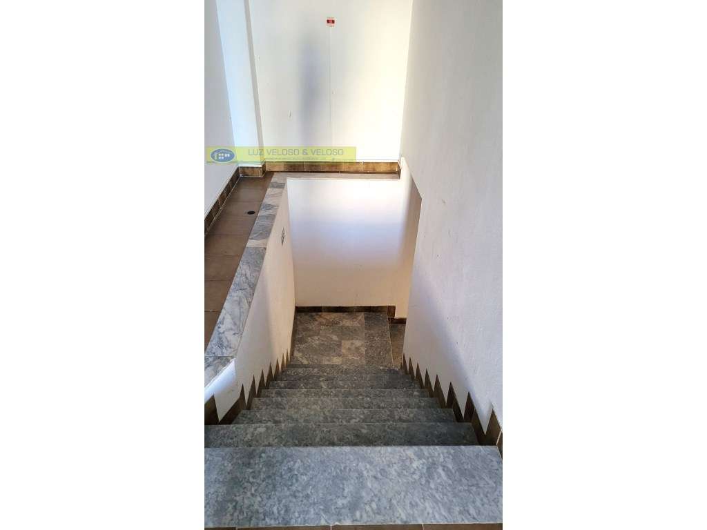 Loja de 38,27 m2 com cave de 300,00 m2. Alto do Seixalinho, Barreiro.-11