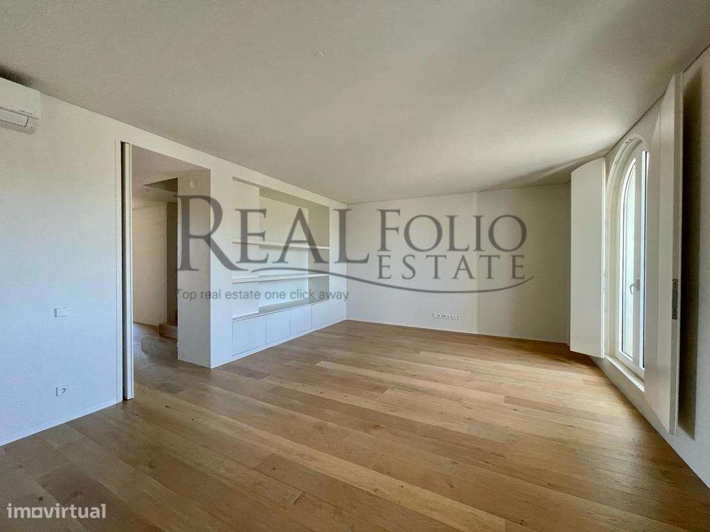 LUXUOSO APARTAMENTO DUPLEX T2 COM TERRAÇO INSERIDO EM CONDOMÍNIO CO... - Grande imagem: 4/28