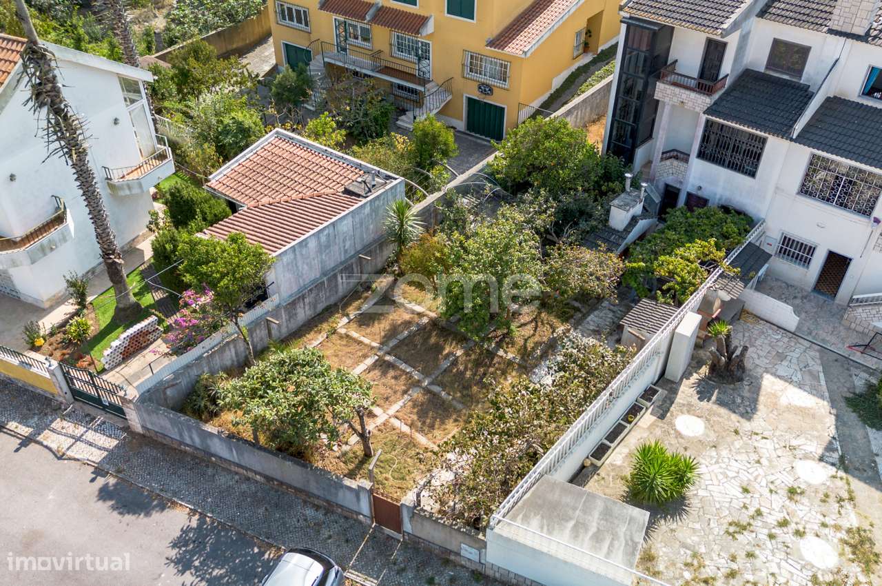 Moradia T4 (espaçosa) em Casais de Mem Martins-44