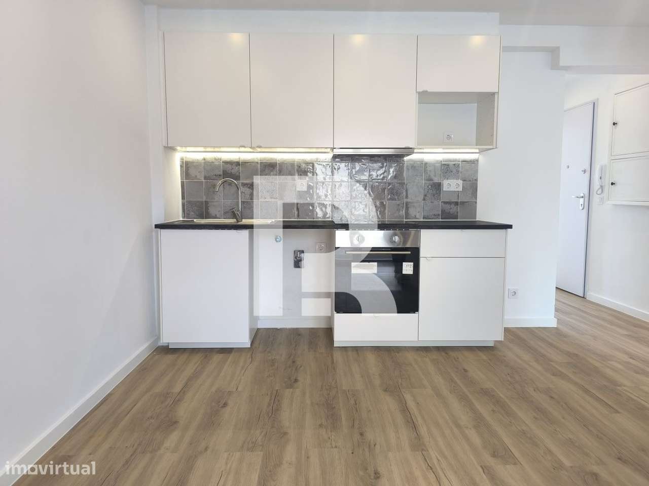 Apartamento T3 Remodelado no Centro de Camarate-0