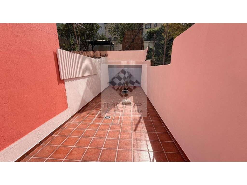 Espetacular T1 remodelado com logradouro em Benfica-8