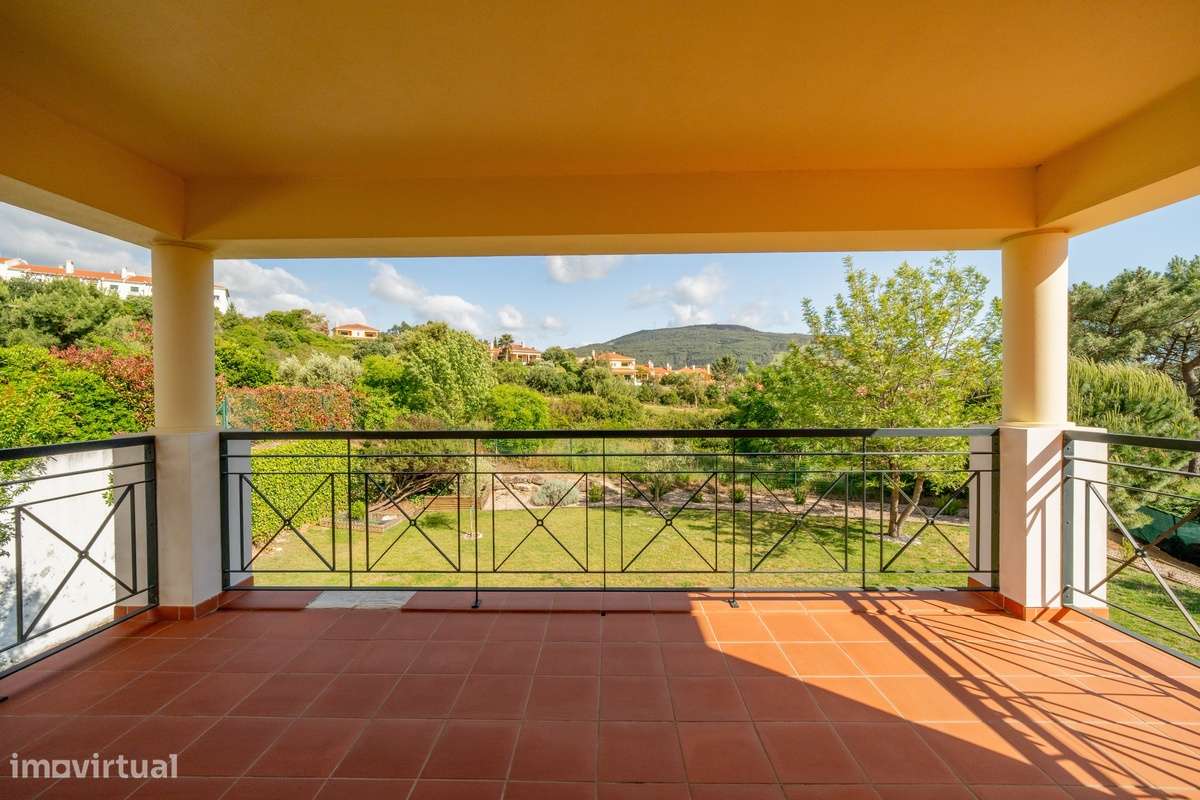 Campo Real: Moradia T4 Isolada com Vista Serra!-23