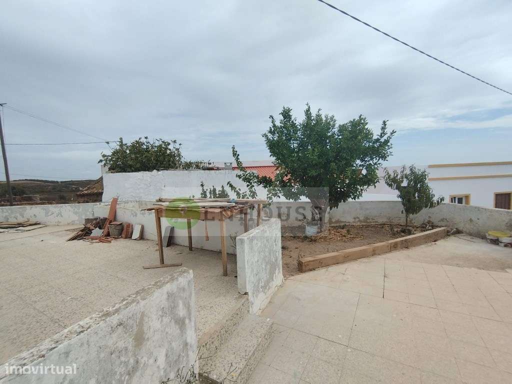 Moradia térrea T2 em remodelação com garagem, pátios e horta, Odele...-16